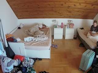 voyeurcam-julmodels-greybed-3