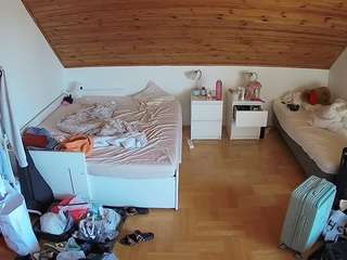 voyeurcam-julmodels-greybed-3