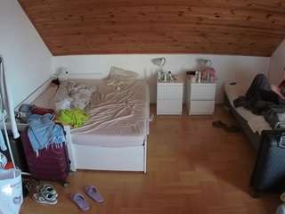 voyeurcam-julmodels-greybed-3
