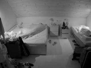 voyeurcam-julmodels-greybed-3