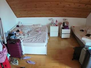 voyeurcam-julmodels-greybed-3