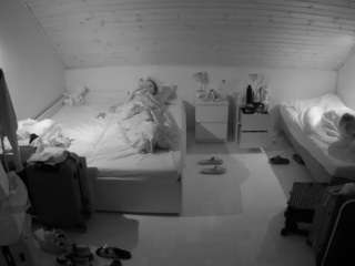 voyeurcam-julmodels-greybed-3
