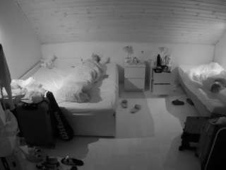 voyeurcam-julmodels-greybed-3 camsoda