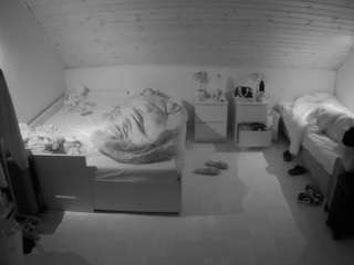 voyeurcam-julmodels-greybed-3