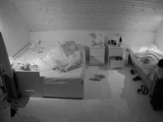 voyeurcam-julmodels-greybed-3