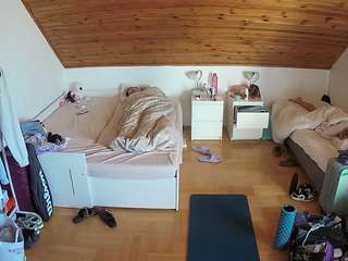 voyeurcam-julmodels-greybed-3 camsoda
