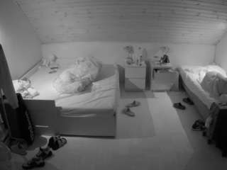 voyeurcam-julmodels-greybed-3