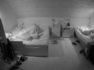 voyeurcam-julmodels-greybed-3