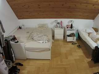 voyeurcam-julmodels-greybed-3