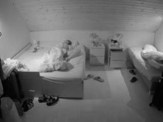 voyeurcam-julmodels-greybed-3
