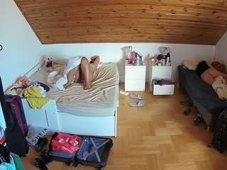 voyeurcam-julmodels-greybed-3