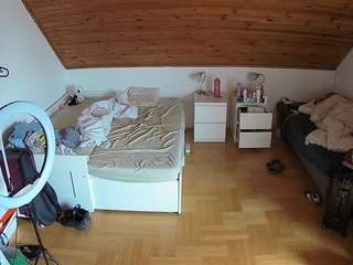 voyeurcam-julmodels-greybed-3