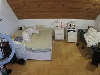 voyeurcam-julmodels-greybed-3