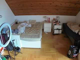 voyeurcam-julmodels-greybed-3