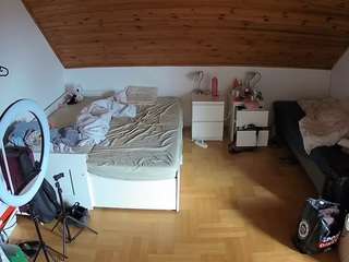 voyeurcam-julmodels-greybed-3