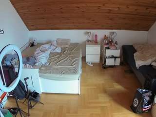 voyeurcam-julmodels-greybed-3