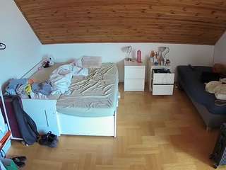 voyeurcam-julmodels-greybed-3