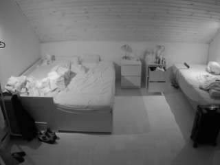 voyeurcam-julmodels-greybed-3