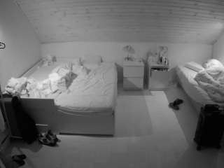 voyeurcam-julmodels-greybed-3