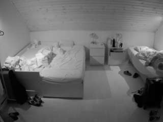 voyeurcam-julmodels-greybed-3