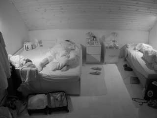 voyeurcam-julmodels-greybed-3