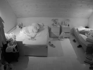 voyeurcam-julmodels-greybed-3