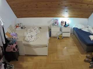 voyeurcam-julmodels-greybed-3