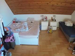 voyeurcam-julmodels-greybed-3