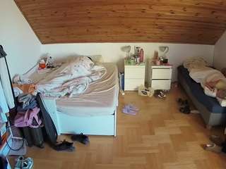 voyeurcam-julmodels-greybed-3