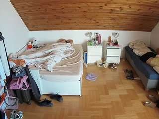 voyeurcam-julmodels-greybed-3