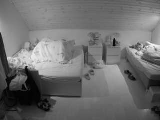voyeurcam-julmodels-greybed-3