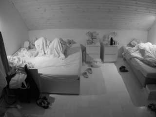 voyeurcam-julmodels-greybed-3