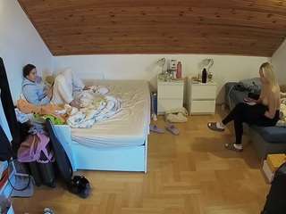 voyeurcam-julmodels-greybed-3