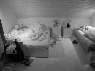 voyeurcam-julmodels-greybed-3