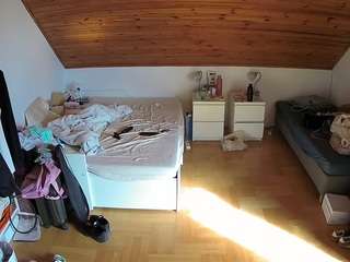 voyeurcam-julmodels-greybed-3