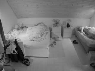 voyeurcam-julmodels-greybed-3