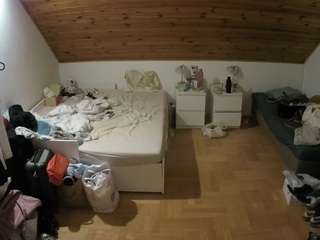 voyeurcam-julmodels-greybed-3
