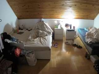voyeurcam-julmodels-greybed-3