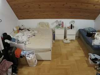 voyeurcam-julmodels-greybed-3