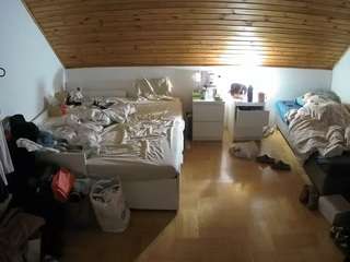 voyeurcam-julmodels-greybed-3