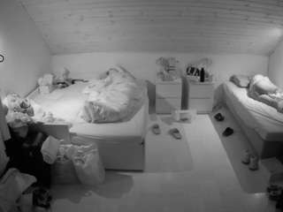 voyeurcam-julmodels-greybed-3