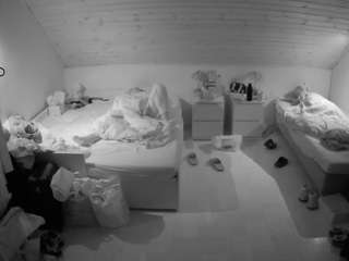voyeurcam-julmodels-greybed-3