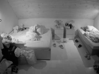 voyeurcam-julmodels-greybed-3