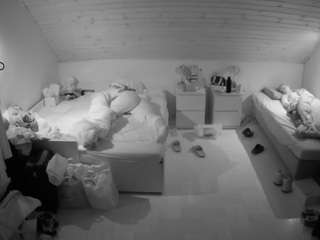 voyeurcam-julmodels-greybed-3