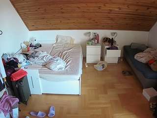 voyeurcam-julmodels-greybed-3