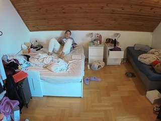 voyeurcam-julmodels-greybed-3