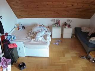 voyeurcam-julmodels-greybed-3