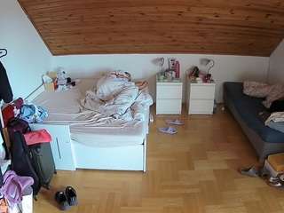 voyeurcam-julmodels-greybed-3