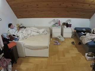 voyeurcam-julmodels-greybed-3