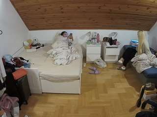 voyeurcam-julmodels-greybed-3